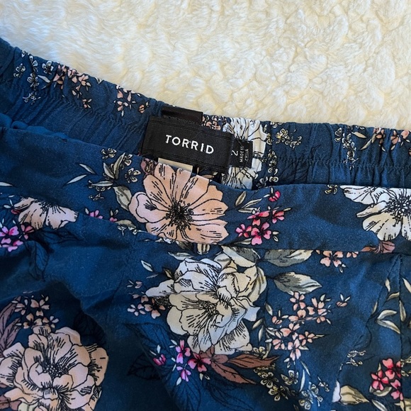 Torrid Shorts Navy and Floral with Pockets - Picture 3 of 5